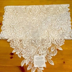 Tea Rose 14x18’ runner. Vintage lace.